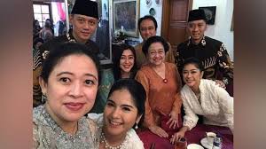 Puan maharani menghadiri nonton bareng nagabonar reborn bersama ibunda tercinta, megawati soekarnoputri. Puan Wakili Keluarga Megawati Hadiri 40 Hari Ani Yudhoyono Nasional Tempo Co