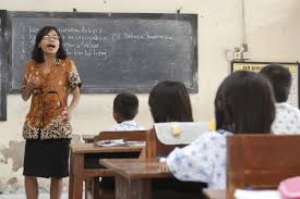 Guru matematika ini membuat suasana kelas menjadi sedikit heboh dengan video yang ia tampilkan di depan kelas. Waduh Banyak Guru Honorer Di Bantul Terancam Tak Jadi Pppk