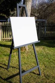 Diy Wie Baue Ich Eine Staffelei Fur Die Hochzeit Samsationen Hochzeitsblog Staffelei Indoor Pflanzen Dekor Kunst Studio Zimmer