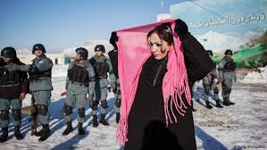 Mit seiner unbeugsamen position stellt sich. German Afghan Photographer Reveals Feminine Side Of Kabul Arts Dw 01 12 2015