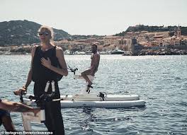 Elle aime lire des biographies, des poésies ethniques d'afrique. Der Mma Kampfer Conor Mcgregor Begleitet Prinzessin Charlene Von Monaco Bei Der Tour De France Nach Welt