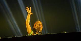 Dj avicii (28), zweedse dj en producer, pseudoniem van tim bergling, hits als wake me up en hey herman krebbers (94), violist, van 1962 tot 1979 concertmeester concertgebouworkest, werkte met. Avicii Tot Neue Details Zum Tod Des Djs Tim Bergling War Es Selbstmord Express De