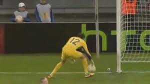 Azi am stat blocat pe splai, de la numeroșii jandarmi ce însoțeau galeria stelei. Steaua Ajax 2 0 ToatÄ Lumea InnebuneÈte On Make A Gif