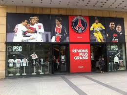 Voir plus d'idées sur le thème short psg, . Paris Saint Germain On Twitter Venez Decouvrir La Nouvelle Vitrine De La Boutique Psg Sur La Plus Belle Avenue Du Monde Http T Co Jkxwzgal