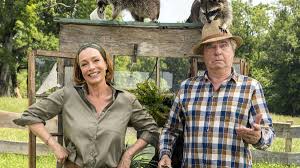 Christian83 of course those two are in it up to their eyeballs, and a long list of supporting players, although digging through the layers to actually get to a truly important one might take an approach. Zimmer Mit Stall Drehorte Inhalt Besetzung Von Die Waschbaren Sind Los Hier Liegen Ard Fuchsbichlerhof Und Co Wirklich Film Tv Serien