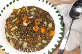 Preparazione vellutata di lenticchie e patate in inverno in modo particolare si ha spesso bisogno di un piatto buono e salutare che possa rimettere in sesto dopo una giornata al freddo. Zuppa Di Lenticchie E Patate Ricetta Semplice Ricette Al Volo