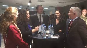 Kurti dhe osmani kërkuan nga subjektet politike të qëndrojnë në seancë gjatë formimit të institucioneve. Albin Kurti E Vjosa Osmani Takohen Perseri Gazeta Alo