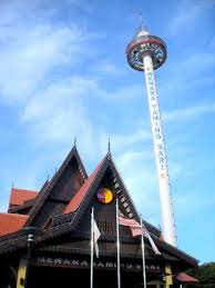 Does the tower look alike the space shot at genting highlands theme park? Menara Taming Sari Gyro Tower Melaka Popular Places