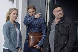Nachdem die hausfrau franziska kubsch am helllichten tag in einer noblen wohngegend erstochen wurde, ermittelt das starke team hinter den perfekt getrimmten hecken der nachbarschaft. Ein Starkes Team Wespennest Kritik Zum Film Tittelbach Tv