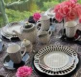 💗🌹☕️💗Te invito a un café 💗☕️🌹💗La mesa presenta un estilo sofisticado  y moderno con un toque de elegancia barroca. El mantel en blanco y negro  con diseño rococo crea un fondo visualmente impactante, ...