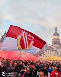 OB Tobias Schick gratuliert FC Energie Cottbus zum Aufstieg