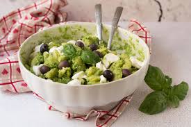 Piatto freddo estivo gustoso, la pasta fredda tonnata con zucchine e pomodorini è un piatto estivo facilissimo da preparare e dove solo la pasta viene cucinata. Ricetta Pasta Fredda Al Pesto Di Zucchine Caprino E Olive Un Primo Piatto Veloce E Gustoso Dissapore