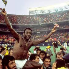 Pele'nin ilk işi ayakkabı boyacılığıydı ancak ilk hayali futboldu. How Pele Lit Up Soccer In America And Left A Legacy Fit For A King Pele The Guardian