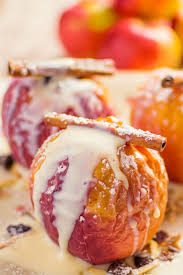 Bratapfel Mit Mandeln Rosinen Und Leckerer Vanillesosse In 2020 Vanillesosse Rezepte Bratapfel Mit Marzipan