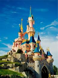 The Castle In The Heart Of Disneyland Paris Park Has 16 Towers And Turrets That S Exactly The Age Princess Aurora Was When She Pricked Her Finger On T Castillos