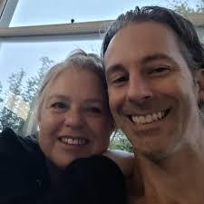 Ponte Vecchio painted in gold by the newly risen sun. Seen from my window,  as I'm about to start a new tour in the footsteps of the Renaissance. 🥰