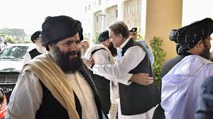 Los talibanes prometían restablecer el orden y la justicia, y fue así como lograron un ascenso fulgurante, con el apoyo de pakistán y la aprobación tácita de estados unidos. Pakistan And Taliban Call For Us To Resume Afghan Peace Talks