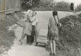 Гагарин — человек, совершивший первый полет в космос. Foto Yurij Gagarin S Semej 1962 1968 Istoriya Rossii V Fotografiyah