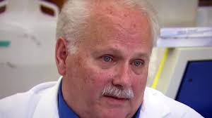 Το όνομά του είναι Dr. Ralph S. Baric. Παρασκευαστής Gain of function ιών  στο Ινστιτούτο της Wuhan.. Τον Απρίλιο του 2020 ανακοίνωσε ότι βρήκε το  φάρμακο. Έκτοτε σιώπησε...