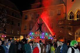 Aus nah und fern strömten bis zu 5000 narren auf den marktplatz in amberg, um bei der größten. Stadtmarketing Amberg Amberger Hexennacht