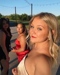 Anna Yetter's Instagram, Twitter & Facebook