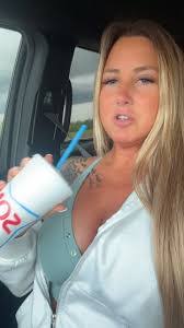 Sara Vanwinkle's Instagram, Twitter & Facebook