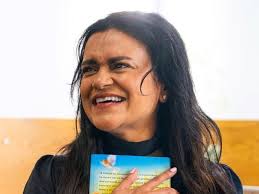 Es neurocientífica y afirma que habla con su marido muerto: "Cualquiera  puede hacerlo"