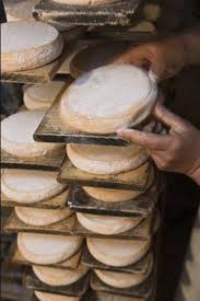 Reblochon Fromage De Haute Savoie France A Decouvrir Avec Les Guides Du Patrimoine Des Pays De Savoie Http Www Gpps Fr G Cheese Cheese Shop Artisan Cheese