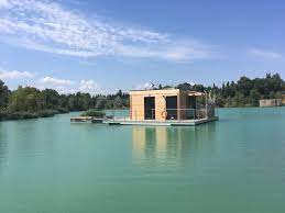 Le camping est un refuge lpo et des jumelles ainsi que des livres sur l'observation sont à disposition dans la cabane aux oiseaux afin de découvrir. Cabane Sur L Eau Provence Alpes Cote D Azur Eco Cabane Utopie