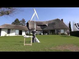 Video Eolie500 Est Une Petite Eolienne A Axe Verticale Qui Peut Etre Facilement Installee Au Fond De Son Jardin Une Petit Eolien Eolienne Eolienne Verticale