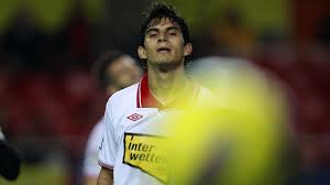 Simone perotti scolpisce inoltre legno, ardesia antica, metalli di risulta, materiali trovati sulla spiaggia in opere d'ispirazione marina e astratta. Sevilla Lose Perotti With Muscle Tear Eurosport