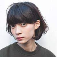 目ギリギリの前髪で目力up 重めバングスのヘアスタイルまとめ キナリノ ヘアスタイリング 美髪 ヘアーデザイン