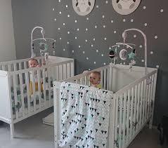L'heureuse maman des deux adorables bouts de chou nous nous avons voulu créer une chambre bébé jumeaux remplie de douceur, de curiosité, et de poésie avec la petite difficulté qu'elle soit mixte. Utiliser La Methode Chrono Dodo Pour Coucher Les Jumeaux La Fee Biscotte