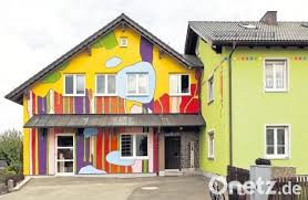 I am going to paint something black in the near future. Hausfassade Abstrakt Nach Den Entwurfen Des Kunstlers Carsten Kruse Mit Neun Farben Bemalt Heldwein Maler Treibt Es Bunt Onetz