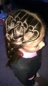 Susses Madchen Mit Braunen Haaren Und Interessanter Frisur Frisuren Geflochtene Frisuren Kinderfrisuren