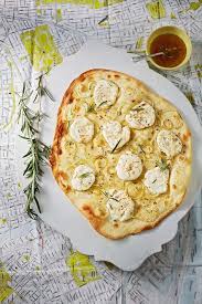 Flammkuchen Mit Ziegenkase Rosmarin Und Honig Von Karin67 Chefkoch Lillian Recetteaperitif En 2020 Recettes De Cuisine Repas Vegetarien Recettes D Amuse Gueules