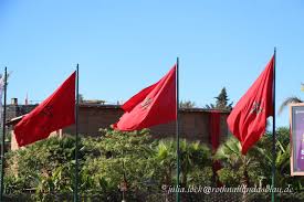 Während marokko unter französischer und spanischer kontrolle stand, blieb die rote flagge mit dem siegel in der mitte in gebrauch, aber nur im landesinneren. Marrakesch Medina Rot Knallt In Das Blau