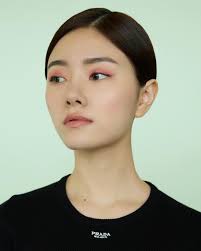Lynsey Alexander, Prada Beauty Global Creative Makeup Artist designed a  unique makeup look for the exclusive masterclass in Seoul, Korea.  #PradaBeauty #PradaMakeup #PradaSkincare #RethinkingBeauty #프라다뷰티