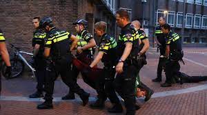 De openingstijden van alle vestigingen van politie in amsterdam vindt u op openingstijden.com. Politie Grijpt In Bij Studentendemonstratie Amsterdam Nos
