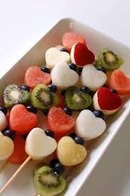 Snij Leuke Vormpjes Uit Fruit En Rijg Ze Aan Een Stok Voor Een Lekkere Traktatie Collations Cuisine Creative Repas Amoureux