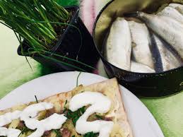 At a surströmmingsskiva, or surströmming party, you and guests can assemble sandwiches together. Faulig Und Stinkend Surstromming M94 5