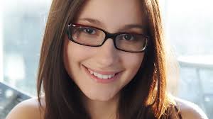 Người bị mỏi mắt lúc làm việc dùng kính Hoya Blue Control cao cấp được không