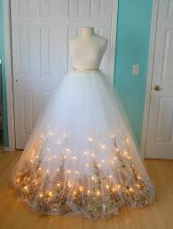 Einfache hochzeitskleid tüll herzförmiger ausschnitt ärmellose schärpe eine linie brautkleider. Cooles Silvester Outfit Fur 2021 Mit Led Lichtern Archzine Net