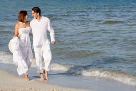 Las bodas en la playa cuentan con los mejores escenarios, arena, mar, atardeceres espectaculares y aire fresco son los complementos para tener una boda mágica en la playa. Boda Ibicenca Una Boda En La Playa De Malgrat De Mar Dblanc Especialistas En Bodas En La Playa