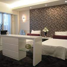 b121 white sleep 足元に配置したシェルフが高級ホテルのような雰囲気に 白でコーディネートした空間に黒 ゴールドのアクセントクロスが映えます リビング ベッドルーム 子ども部屋 キッズルーム 書斎 和室 ダイニングルーム インテリア コ インテリア