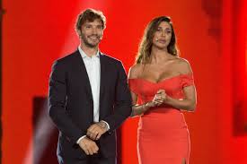 Dalle stampe floreali ai vestiti con spacco, scopri i nostri abiti lunghi da giorno e sera. Belen Rodriguez E Stefano De Martino Insieme A Castrocaro Lei In Rosso Lui Con Abito Elegante
