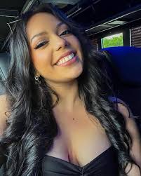 Hillary Flores's Instagram, Twitter & Facebook