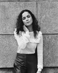 Urodziła się 15 kwietnia 1983 roku w sao paulo. Alice Braga Interview Magazine