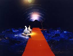 Bu arada birbirleriyle içinde bulundukları durum ve başka konular hakkında sohbet ederler. Waiting For Godot 2001