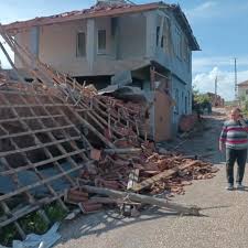 HORTUM SONRASI KÖY SAVAŞ ALANINA DÖNDÜ Çorum'un Sungurlu ilçesinde meydana  gelen hortum sebebiyle köydeki çok sayıda evin çatısı ve duvarları hasar  gördü. İKİ KİŞİ YARALANDI Edinilen bilgiye göre, Sungurlu ilçesi Oyaca  köyünde